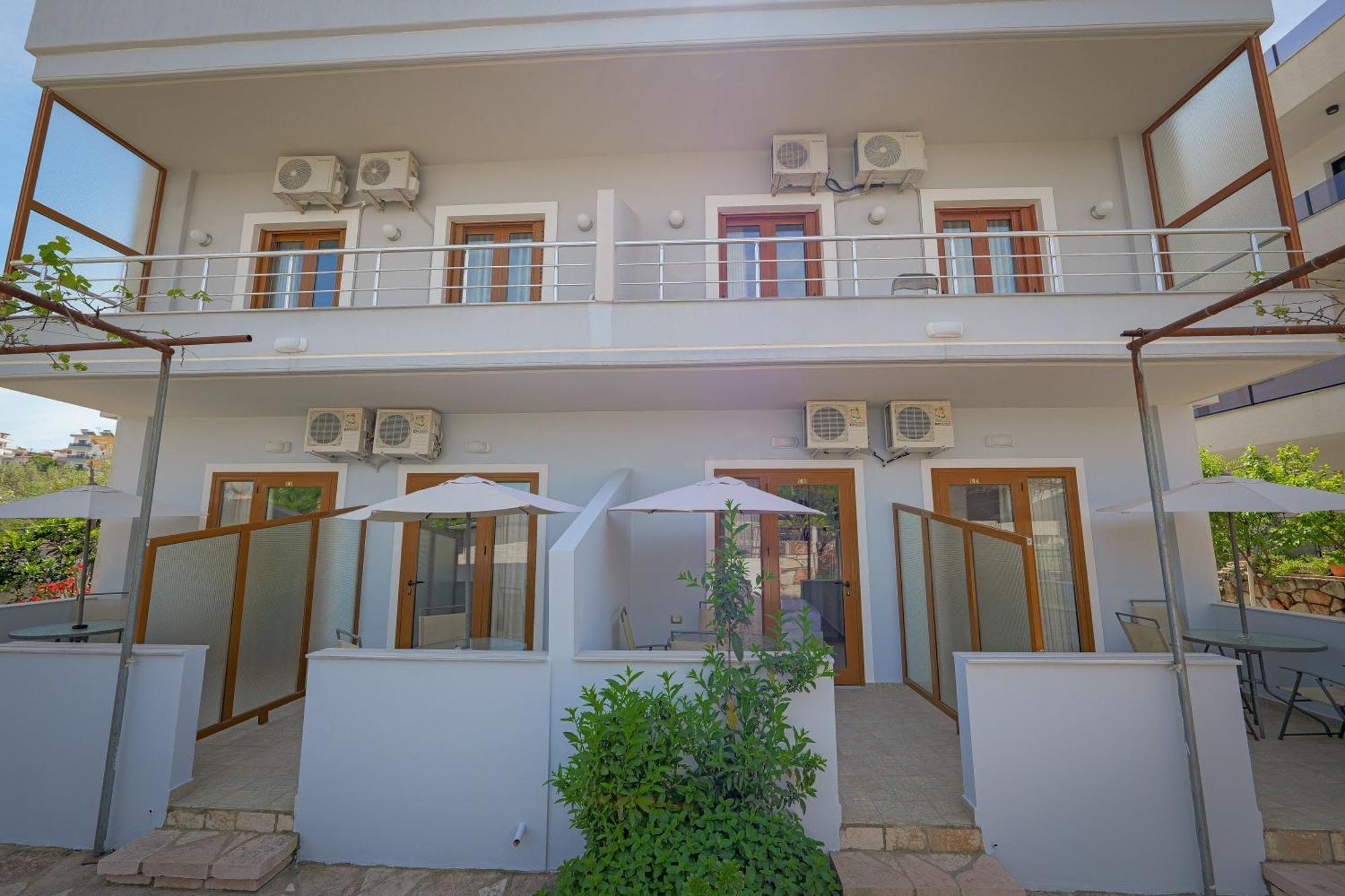 Guest House Moonlight Ksamil Esterno foto