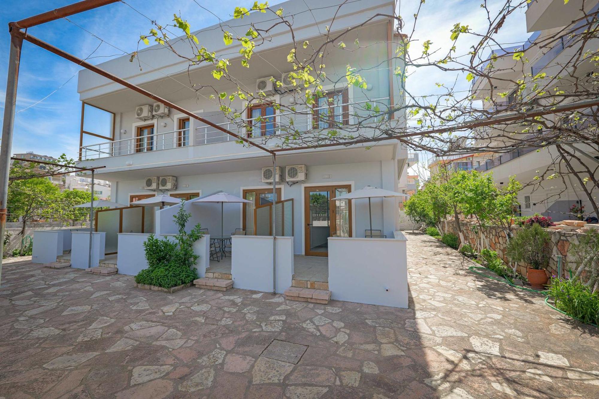 Guest House Moonlight Ksamil Esterno foto