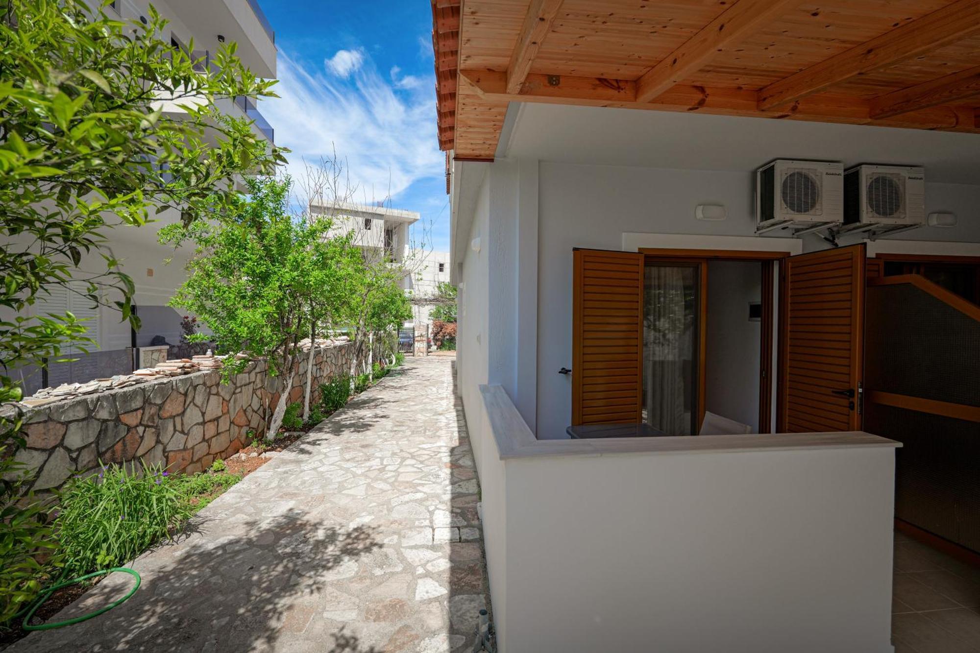 Guest House Moonlight Ksamil Esterno foto