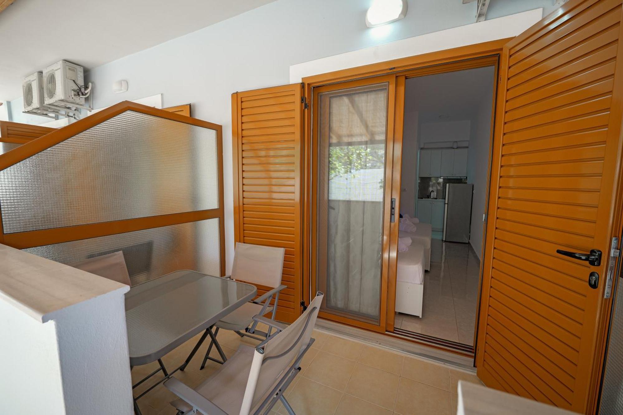 Guest House Moonlight Ksamil Esterno foto