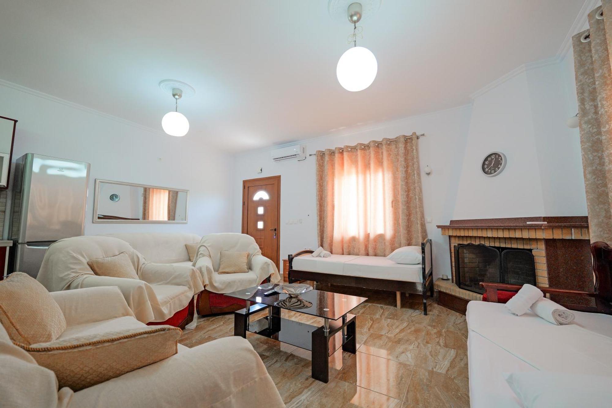 Guest House Moonlight Ksamil Esterno foto